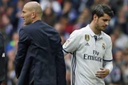 Zidane saludando a Morata en un partido del Real Madrid.