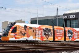 Así sobresale Alberth Elis en el Metro de la ciudad de Houston donde promocionan el encuentro. Foto cortesía