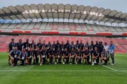 Delegación de Honduras que llegó al reconocimiento de cancha en el Bakari Stadium.