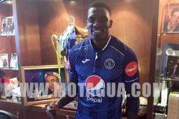 El delantero Javier Estupiñán posando con la camisa del Motagua. En el Olimpia no lo dejaron porque Carlo Costly no salió al extranjero. Foto cortesía Club Motagua