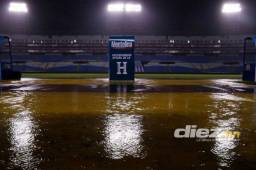 Martinica sí hizo el reconocimiento de la cancha, pero Honduras ha suspendido su entrenamiento por las lluvias. FOTO: Neptali Romero.