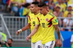 James Rodríguez se marcó lesionado al minuto 30. Radamel Falcao consolándolo antes de que saliera del campo. Fotos AFP y EFE