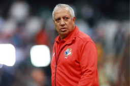 Como seleccionador de Panamá solo registró dos victorias, un empate y tres derrotas en seis juegos dirigidos.