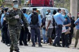 En muchos departamentos, las autoridades han cerrado las entradas y evitan que las personas se junten en grupos; se han cerrado todos los centros de recreación.