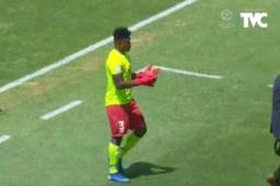 El defensor central de Haití, Odiron Jerome, tuvo que improvisar de guardameta al no completar el equipo para enfrentar a Honduras. Foto especial