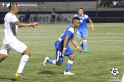 Rigoberto Rivas marca a un rival nicaragüense. Foto:Feifut