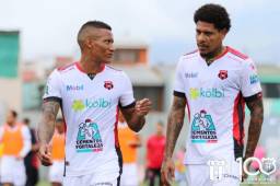 Luis Garrido y Henry Figueroa, en partido de la Liga Deportiva Alajuelense de Costa Rica.
