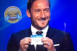 La cámaras captaron el momento cuando Totti se rió al sacar la esfera del Barca.