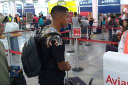 El delantero Rigoberto Rivas cuando salía del aeropuerto Villeda Morales de San Pedro Sula rumbo a Milán, Italia para definir su futuro. Fotos Fredy Nuila