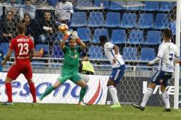 'Choco' Lozano estuvo a punto de anotar en el inicio de la segunda parte, pero el portero detuvo el remate del hondureño.