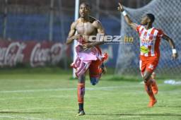 Jamal Ray Charles festeja el solitario gol del triunfo del Vida ante UPNFM. Fotos Samuel Zelaya