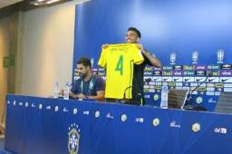 Dani Alves mostró la camisa número 4 que utilizará contra Argentina este viernes en Belo Horizonte.