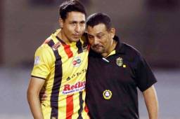 Erick Gallegos dando instrucciones a Domingo Zalazar en su regreso a las canchas después de su lesión.
