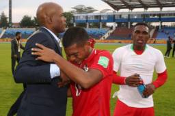 Los jugadores muy emocionados celebraron la clasificación a la siguiente fase.