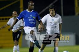 Gilberto Yearwood anduvo 'cortito' al presentador de Univisión, Danilo Carrera. (FOTOS: Neptalí Romero)