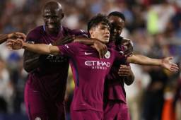 Brahim Diaz felicitado por su compañeros luego de su anotación.