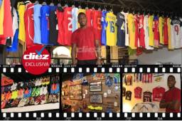 ¡Un espectáculo! El capitán de la Selección de Honduras y legionario en Houston Dynamo (MLS), Maynor Figueroa, cuenta con una imperdible colección de 'jerseys' y 'tacos' con significado especial en su carrera. Desde su primera camisola, cuando apenas soñaba en Renovación Armeneña, hasta la del ex defensa del Chelsea inglés, John Terry.