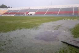 La cancha del estadio Ceibeño está llena de agua y no rueda bien el balón.