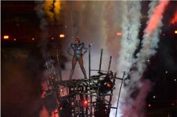 Lady Gaga emocionó a los fanáticos que asistieron al Super Bowl 51 entre Falcons y Patriots.