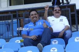 Don Jesús Orellana y su hijo llegaron al estadio Olímpico a ver a la Selección de Honduras. FOTO: Neptalí Romero.