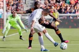 El delantero mexicano del Galaxy, Javier 'Chicharito' Hernández, intenta superar la marca del hondureño Maynor Figueroa del Houston Dynamo. Foto cortesía CHouston
