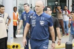 El entrenador de la Selección de Honduras, Fabián Coito, cuando arribaba al aeropuerto de San Pedro Sula procedente de Martinica. Fotos Neptalí Romero