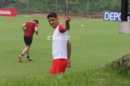 Juan Pablo Montes saltó al terreno de juego después de vestirse por primera vez con la camisa de los merengues. Fotos: Marvin Salgado.