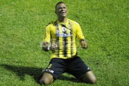 El delantero Rony Martínez celebra el gol que le hizo al Honduras Progreso en el estadio Morazán.