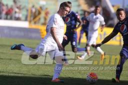 El argentino le cometió una falta penal a Marco Tulio Vega.