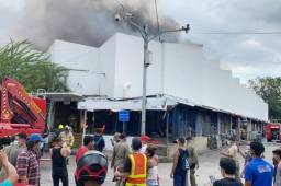 Las llamas están consumiendo el vetusto mercado Guamilito de San Pedro Sula. Fotos cortesía