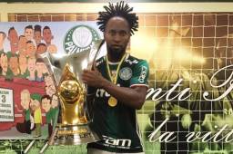 Zé Roberto sigue jugando a sus 42 años, es el más veterano de la liga de Brasil.