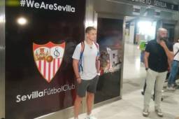 El delantero mexicano Javier 'Chicharito' Hernández cuando llegaba a Sevilla para firmar su contrato por tres años.