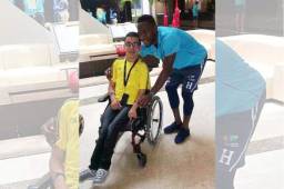 El capitán Maynor Figueroa con Fernando García en el hotel de concentración de la Selección de Honduras en la Ciudad de México. Foto Ronal Aceituno