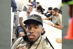 Los seleccionados hondureños Alberth Elis y Romell Quioto mientras hacían sus exámenes de inglés junto a sus compañeros del Houston Dynamo. Foto cortesía