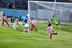 ¡Autogolazo! El grosero error del delantero colombiano Santiago Córdoba que le dio el gol al Vida ante Marathón en La Ceiba