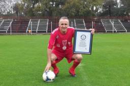 Robert Carmona es conocido como el futbolista más longevo del mundo.