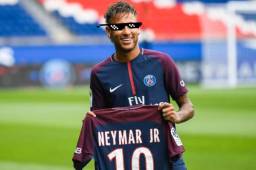 Neymar fue presentado oficialmente como el nuevo jugador del PSG.
