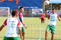 El volante Allan Banegas cruza la cancha cuando sus compañero Bryan Martínez y Carlos Perdomo jugaban al fútbol-tenis. Foto DIEZ