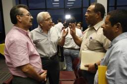 El presidente de la Liga Nacional Selim Canahuati dialoga con representantes de los equipos.