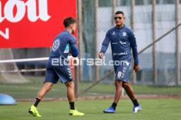 Bryan Acosta con las gafas oscuras en el entrenamiento del Tenerife. Foto: eldorsal.com
