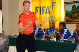 Gary Stempel brinda una capacitación de FIFA en el país. Dice que Honduras y Panamá se perfilan para pelear el repechaje a Rusia 2018. Fotos Neptalí Romero