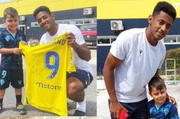 Antony Lozano, delantero hondureño del Cádiz, se dio el tiempo de compartir con un pequeño fan suyo.