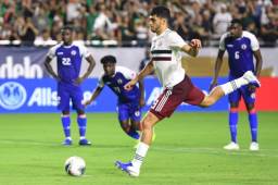 Raúl Jiménez dice que sintió la confianza de anotar el penal y la terminó enviando a las redes y poniendo a México en la final de Copa Oro 2019. Foto AFP