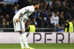 Sergio Ramos salió lesionado del partido ante el Nápoles en Champions League.