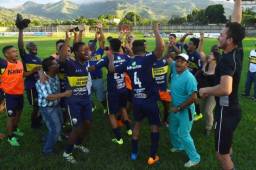 Los jugadores del Boca Juniors de Tocoa celebran al eliminar al Real Sociedad en el Francisco Martínez demostrando que no creen en nadie. Foto Samuel Zelaya