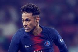 Neymar presume de la nueva camisa del PSG y apaga los rumores sobre su fichaje por el Madrid.