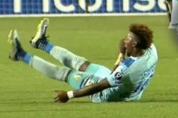 En el arranque del segundo tiempo de la final de ida, Yeison Mejía sufrió una lesión en su hombro.