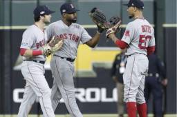 Los jugadores Andrew Benintendi (i), Jackie Bradley Jr. (c) y Mookie Betts (d) de los Medias Rojas celebran la victoria.