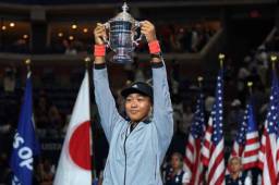 Naomi Osaka con el tofeo de campeona en el US OPEN