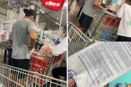 Mauricio Dubón realizando compras junto a su esposa Nancy Herrera. Foto: Twitter.